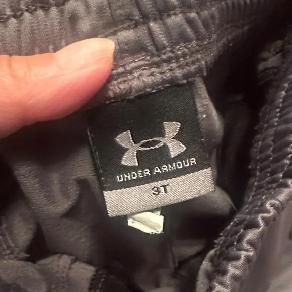 Under Armour lot. 3 long sleeve shirts and 1 pants size 3T - Picture 5 of 12